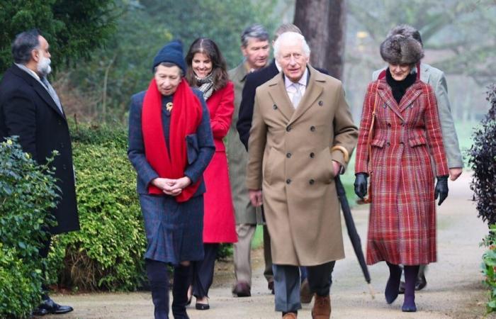 Le roi Charles et la princesse Anne font une rare sortie commune alors qu’ils vont à l’église de Sandringham