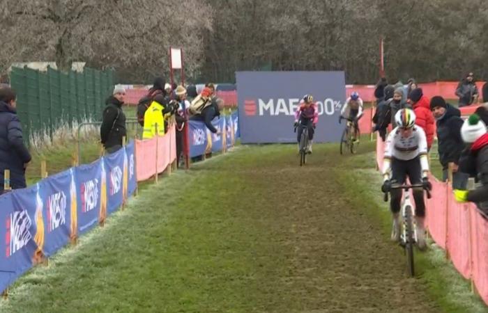 Fem van Empel remporte un tour du chapeau pour la Coupe du monde 2024-2025 sur un parcours gras en France