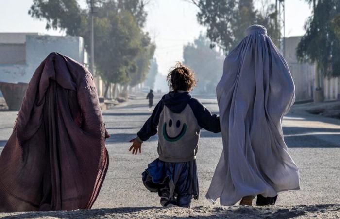 En Afghanistan, le gouvernement taliban interdit les fenêtres des nouveaux bâtiments afin que les femmes ne soient pas vues