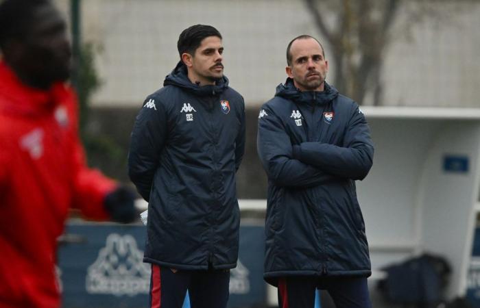 VIDÉO. Bruno Baltazar, nouvel entraîneur du SM Caen mène son premier entraînement sous les yeux de nombreux supporters