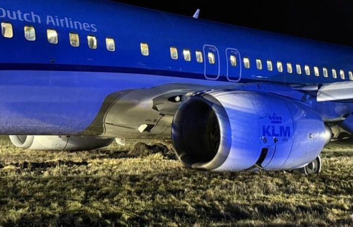 les pilotes ont entendu un « bruit assourdissant », le Boeing 737-800 « s’écrase » lors d’un atterrissage d’urgence