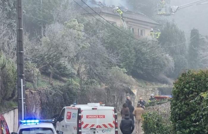 Doubs. Le toit d’une maison part en fumée à Besançon