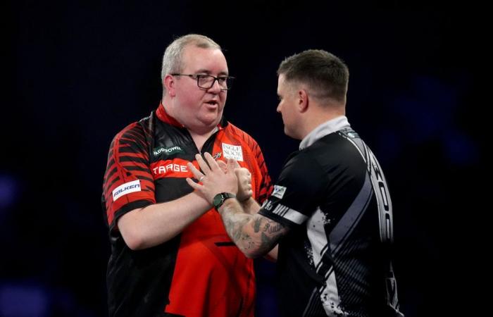 Stephen Bunting envoie un avertissement à Luke Littler après une déroute de 35 minutes au Championnat du monde