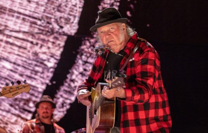 Neil Young interprète “Pardon My Heart” pour la première fois en 50 ans