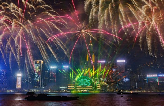 Les feux d’artifice du Nouvel An sont plus grands et plus lumineux alors que les villes du monde entier sonnent en 2025