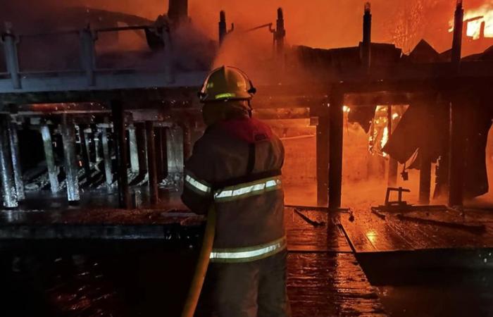 Île de Vancouver | Un incendie détruit la promenade de Telegraph Cove