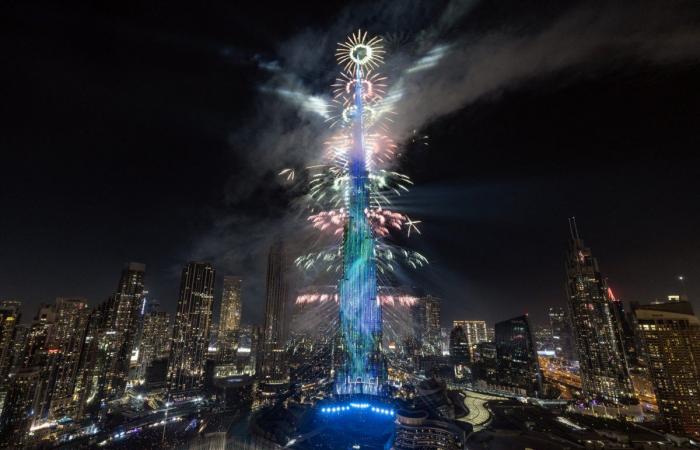 Les feux d’artifice du Nouvel An sont plus grands et plus lumineux alors que les villes du monde entier sonnent en 2025