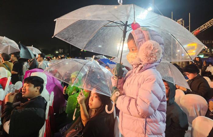 Des milliers de personnes se sont tenues sous la pluie pour regarder le programme du compte à rebours du Nouvel An