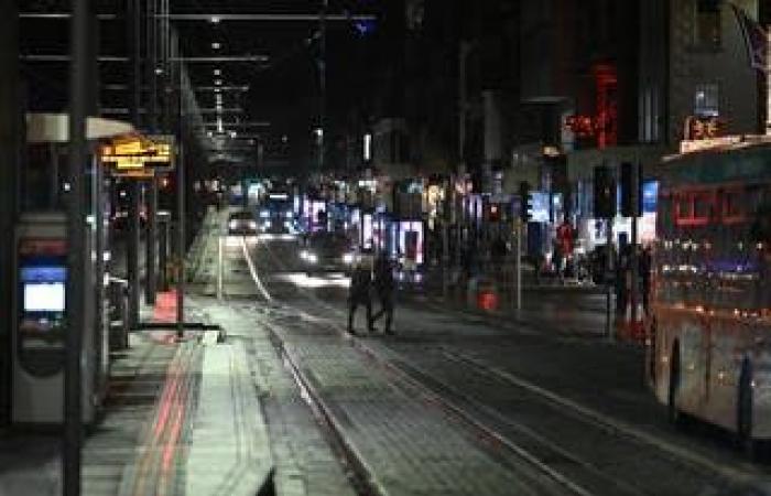 Célébrations partout dans le monde alors que le compte à rebours commence pour les feux d’artifice de Londres malgré le mauvais temps