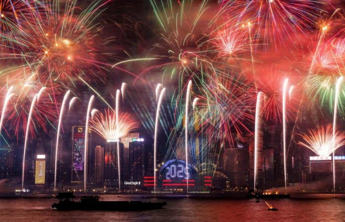 Les feux d’artifice du Nouvel An sont plus grands et plus lumineux alors que les villes du monde entier sonnent en 2025