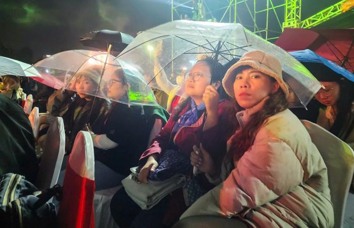 Des milliers de personnes se sont tenues sous la pluie pour regarder le programme du compte à rebours du Nouvel An