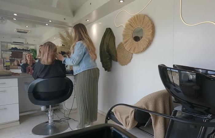 VIDÉO. Elle sillonne les routes de Haute-Savoie à bord de son « hair truck », un salon de coiffure ambulant