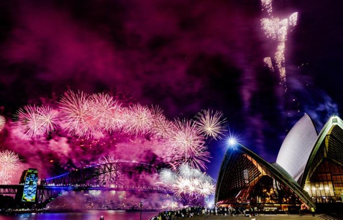 Les feux d’artifice du Nouvel An sont plus grands et plus lumineux alors que les villes du monde entier sonnent en 2025