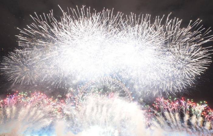 Célébrations partout dans le monde alors que le compte à rebours commence pour les feux d’artifice de Londres malgré le mauvais temps