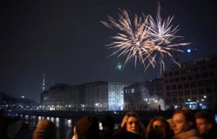 Célébrations partout dans le monde alors que le compte à rebours commence pour les feux d’artifice de Londres malgré le mauvais temps