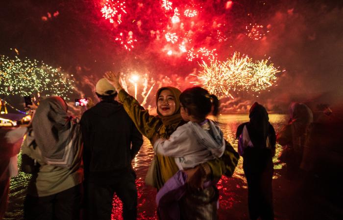 Les fêtards applaudissent le Nouvel An partout dans le monde malgré les mauvais…