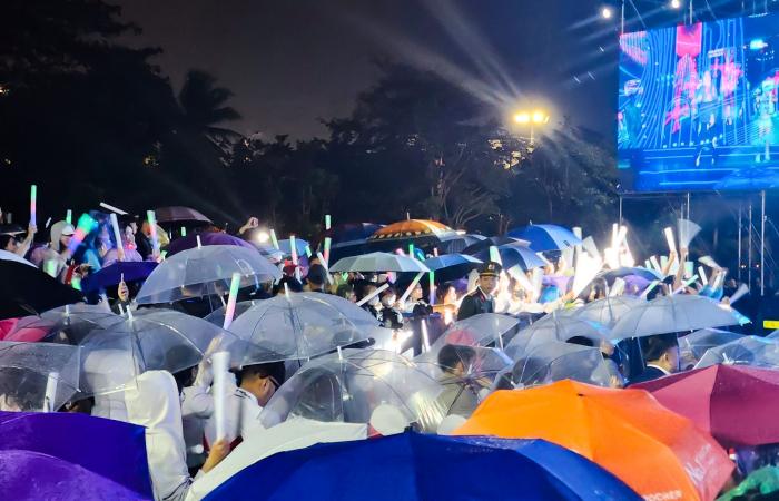 Des milliers de personnes se sont tenues sous la pluie pour regarder le programme du compte à rebours du Nouvel An