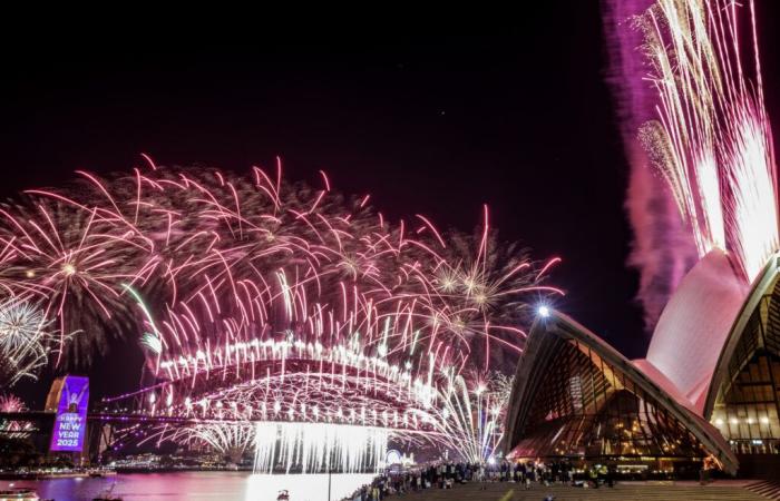 Les feux d’artifice du Nouvel An sont plus grands et plus lumineux alors que les villes du monde entier sonnent en 2025