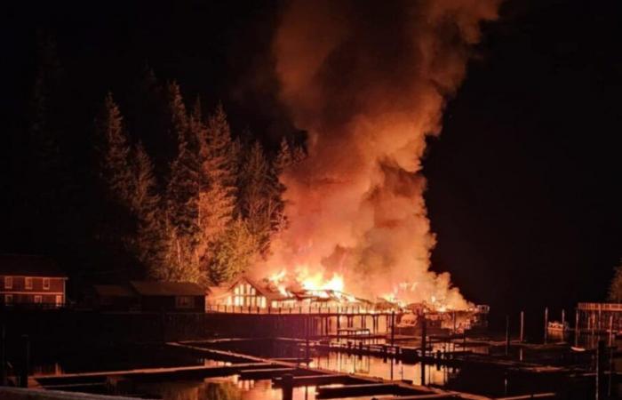 Un incendie détruit la promenade de Telegraph Cove sur l’île de Vancouver