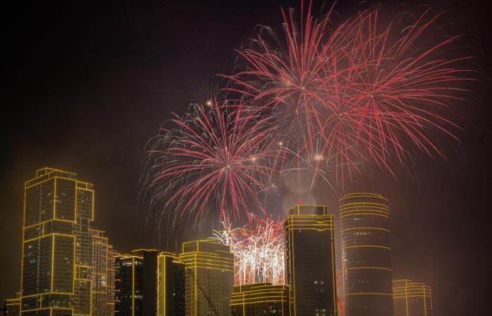 Les feux d’artifice du Nouvel An sont plus grands et plus lumineux alors que les villes du monde entier sonnent en 2025