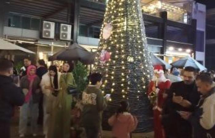 Le sapin de Noël et le Père Noël décorent les fêtes du Nouvel An au lac… vidéo et photos