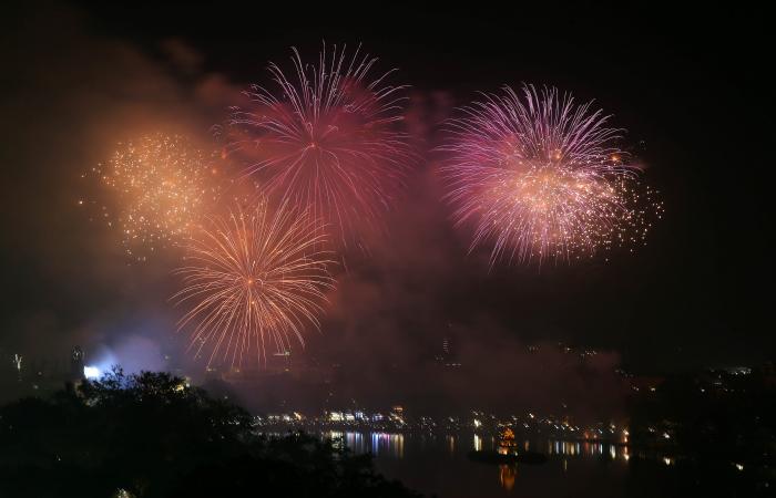 Les fêtards applaudissent le Nouvel An partout dans le monde malgré les mauvais…