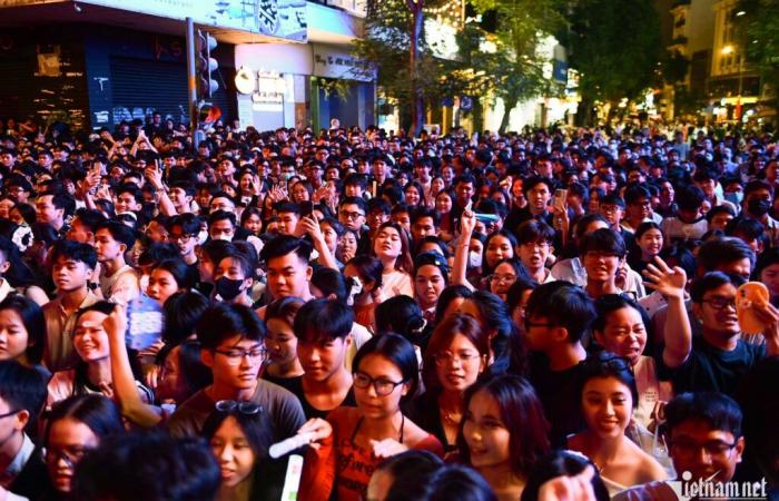 (En direct) Des milliers de personnes se sont rassemblées sur la place Dong Kinh Nghia Thuc