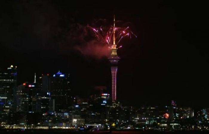 La Nouvelle-Zélande accueille 2025 avec des feux d’artifice spectaculaires à Auckland