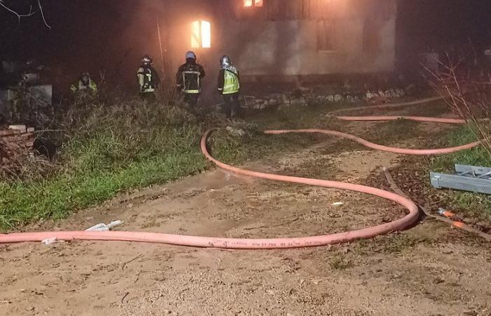 la maison de bois et de paille entièrement détruite le soir du nouvel an