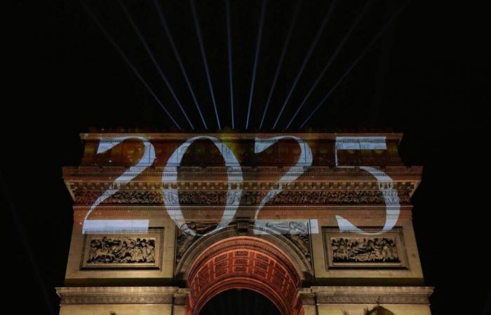 Le monde accueille 2025 après une année mouvementée marquée par le retour de Trump et la fuite d’Assad.