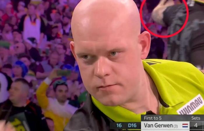 Les fans aux yeux d’aigle repèrent le geste élégant de Callan Rydz alors qu’il est sur le point de quitter le Championnat du monde de fléchettes face à Michael van Gerwen.