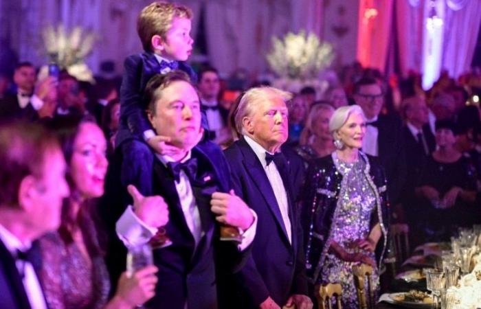 Elon Musk assiste à la fête du Nouvel An du président élu américain Donald Trump en Floride avec son fils