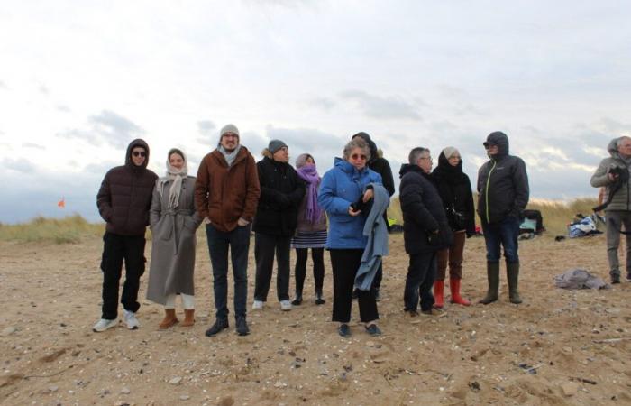 A Merville-Franceville, une vingtaine de Frosty ont bravé le froid pour le bain naturiste du Nouvel An