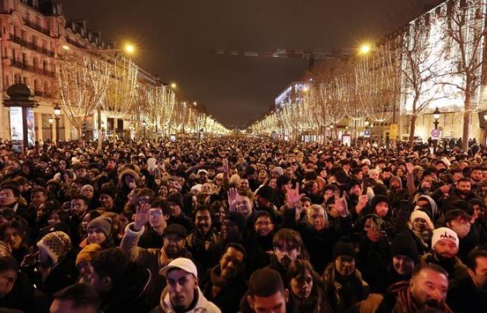 Un million de personnes, un feu d’artifice… Photos de la fête sur les Champs-Élysées