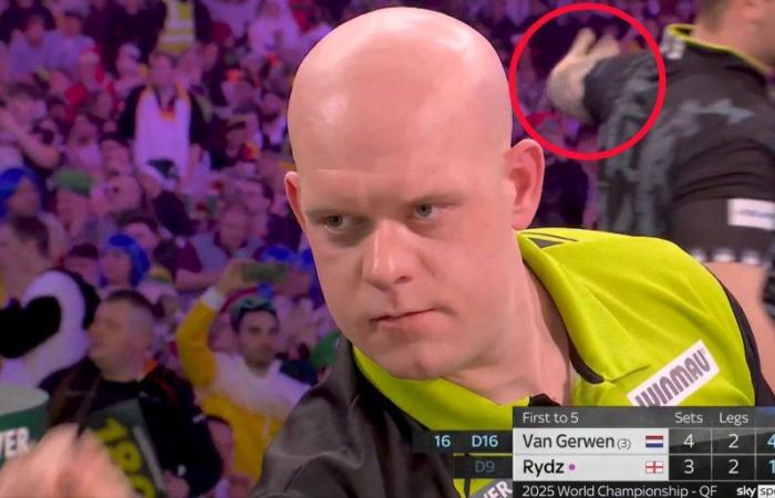 Les fans aux yeux d’aigle repèrent le geste élégant de Callan Rydz alors qu’il est sur le point de quitter le Championnat du monde de fléchettes face à Michael van Gerwen.