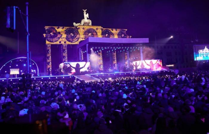 Fête du Nouvel An à la Porte de Brandebourg – Berlin accueille la nouvelle année avec des feux d’artifice