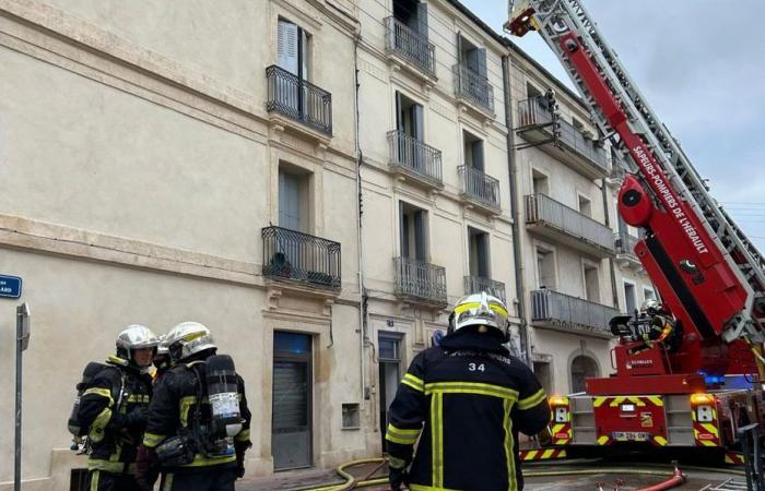 le feu perce le toit de l’immeuble, deux victimes évacuées par la grande échelle