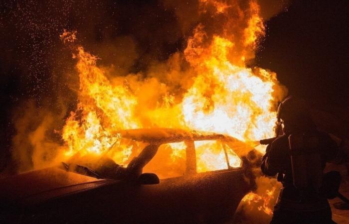 un incendie s’est déclaré dans une école et 15 voitures ont brûlé, selon la police