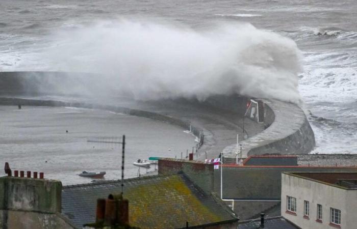 Les photos montrent un temps orageux et d’énormes vagues à Lyme Regis