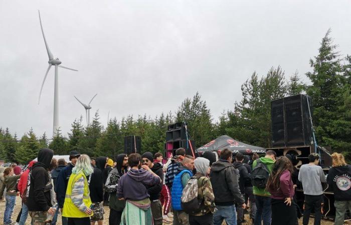 près de 1 000 ravers investissent le plateau du Larzac, le long de l’A75, pour célébrer le passage à 2025