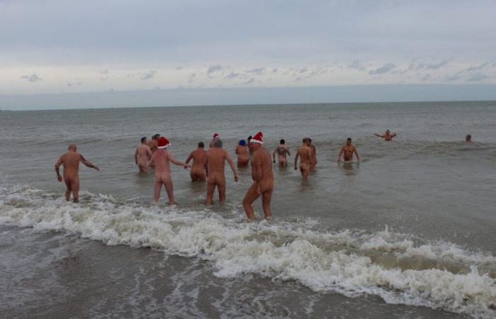 A Merville-Franceville, une vingtaine de Frosty ont bravé le froid pour le bain naturiste du Nouvel An