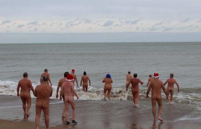 A Merville-Franceville, une vingtaine de Frosty ont bravé le froid pour le bain naturiste du Nouvel An