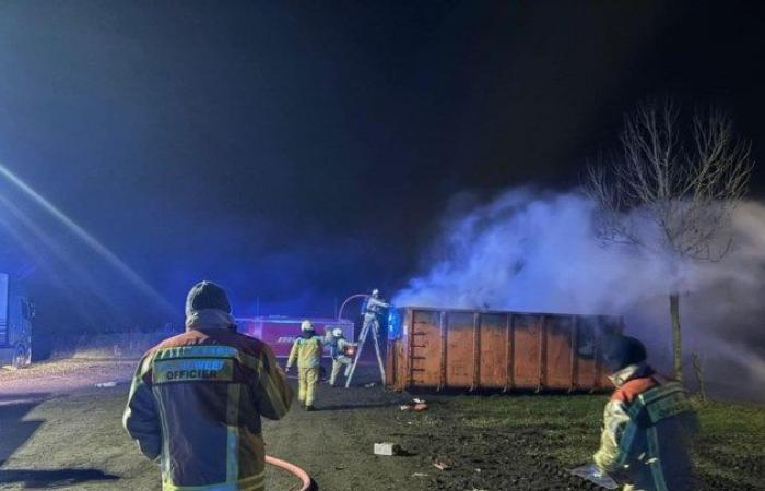 Plusieurs incendies dans la rue pendant la nuit du vieux au nouveau dans le Limbourg (Lanaken)