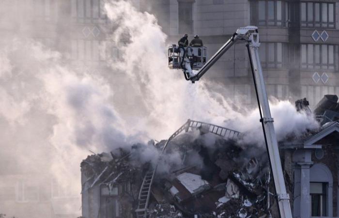 «Même le jour de l’An»… un mort, six blessés, des bâtiments endommagés, Moscou lance une salve de missiles sur Kiev