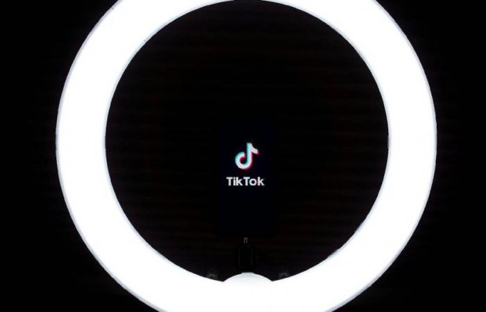 On pollue 7 fois moins en regardant une vidéo sur YouTube plutôt que sur TikTok