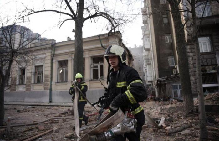 Deux morts dans une attaque russe contre Kyiv le jour du Nouvel An