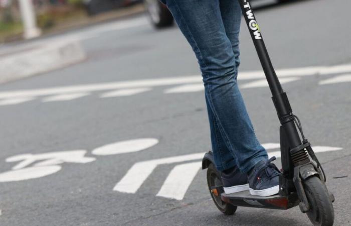 le conducteur d’un scooter entre la vie et la mort après une collision avec une voiture