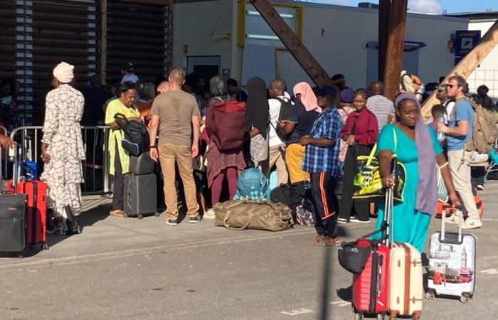 «Je rentre à la maison», sanglote un voyageur mahorais, les premiers vols commerciaux sont arrivés à Mayotte