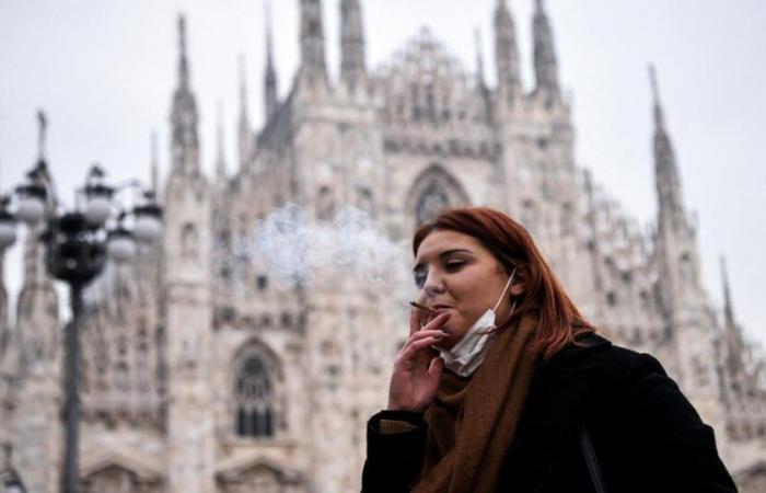 A Milan, ville dirigée par un maire écologiste, fumer en plein air est désormais interdit depuis le 1er janvier.