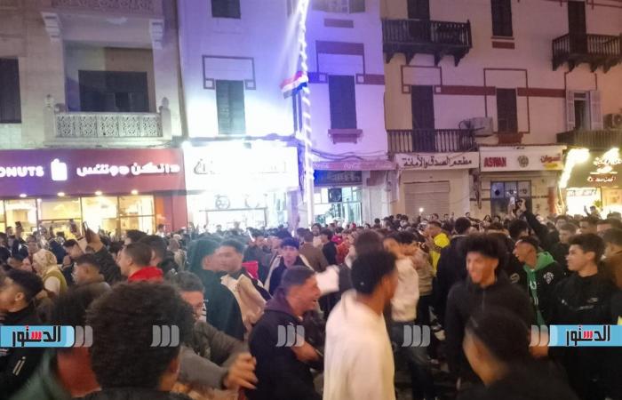 Foule et ambiance festive dans les rues de Korba le soir du Nouvel An (photos)